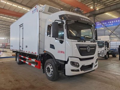 東風天錦6.8米貨箱冷藏車，后部加裝液壓尾板超實惠